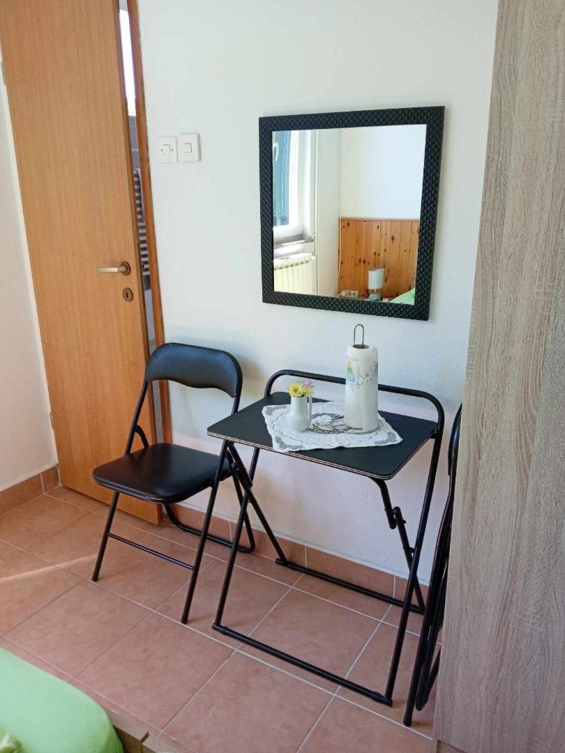 Apartments And Rooms By The Sea Martinscica, Cres - 23980 Habitación foto