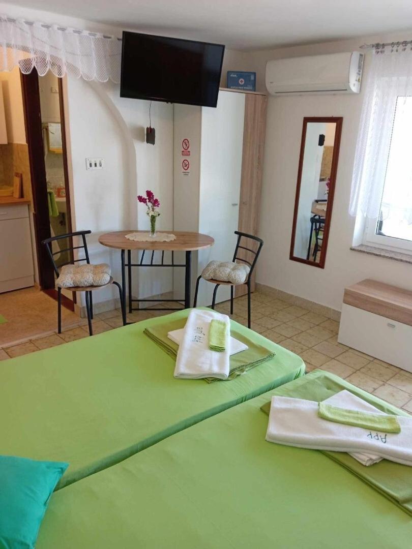 Apartments And Rooms By The Sea Martinscica, Cres - 23980 Habitación foto