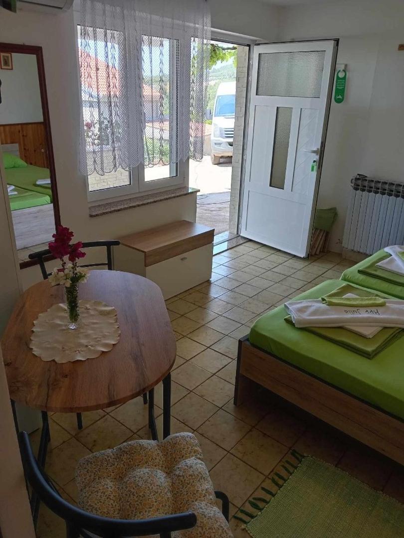 Apartments And Rooms By The Sea Martinscica, Cres - 23980 Habitación foto